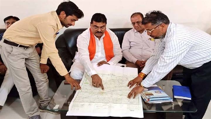 सड़क निर्माण कार्य शीघ्रता से पूर्ण करें : कृषि मंत्री श्री पटेल